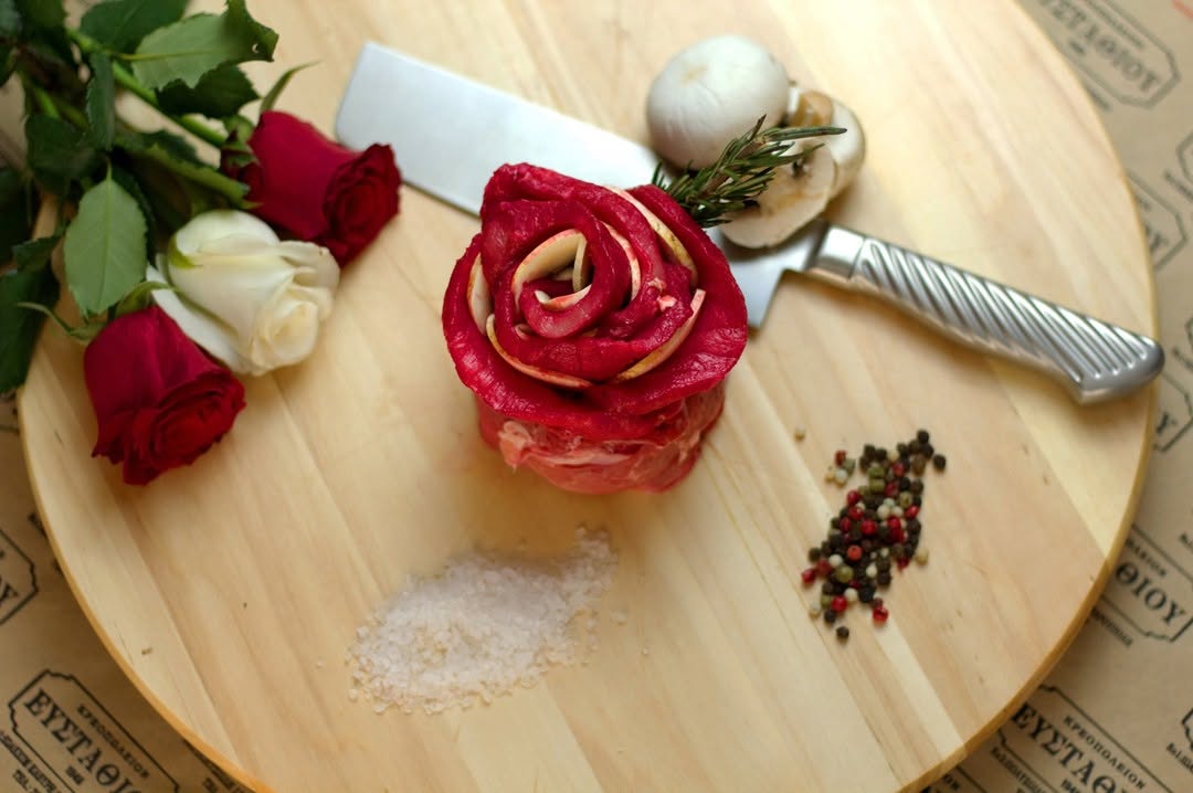 Χοιρινό καρέ χωρίς κόκκαλο , τριαντάφυλλο Προσούτο,φρέσκο μανιτάρι,μουστάρδα και ρούμι